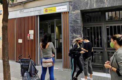 Varias personas hacen cola a las puertas de una oficina del Servicio Valenciano de Empleo y Formación (Servef).