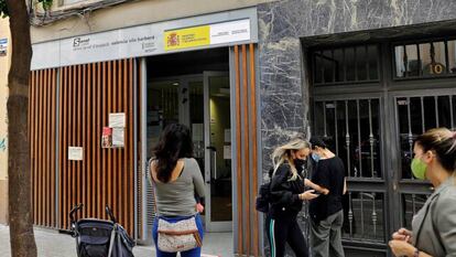 Varias personas hacen cola a las puertas de una oficina del Servicio Valenciano de Empleo y Formación (Servef).