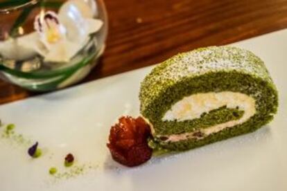 Matcha Swiss Roll, bizcocho genovés elaborado con té verde matcha, en Hattori Hanzo.