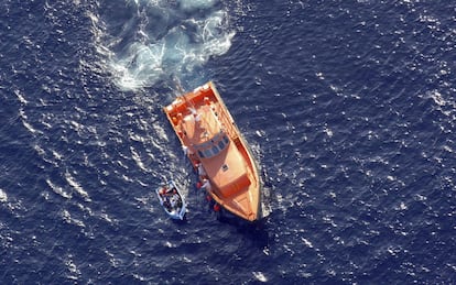 Vista de una de las cinco pateras con un total de 25 inmigrantes que fueron interceptados la pasada noche cuando navegaban a unas 70 millas de la costa de Alicante.