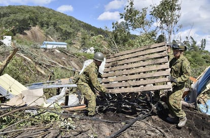 Personal militar trabajan en una de las zonas más afectadas por el seísmo en la ciudad de Atsuma, el 6 de septiembre de 2018.