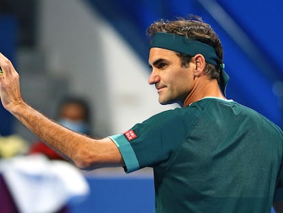 Federer se dispone a servir durante el partido contra Evans en Doha.