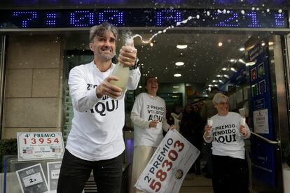 Pablo Seivane, gerente de El Filón de Oro de A Coruña, celebra el segundo premio que ha repartido su administración de loterías.