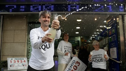 Pablo Seivane, gerente de El Filón de Oro de A Coruña, celebra el segundo premio que ha repartido su administración de loterías.