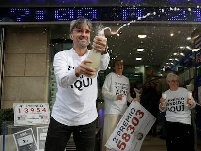 Pablo Seivane, gerente de El Filón de Oro de A Coruña, celebra el segundo premio que ha repartido su administración de loterías.