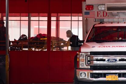 Varios médicos transportan a un paciente en un hospital de Nueva York.