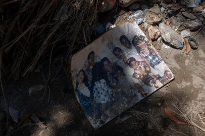 Detalle de una fotografía de la familia de Carlos Díaz despues del desbordamiento del río que arrasó con el pueblo de Tejerías.