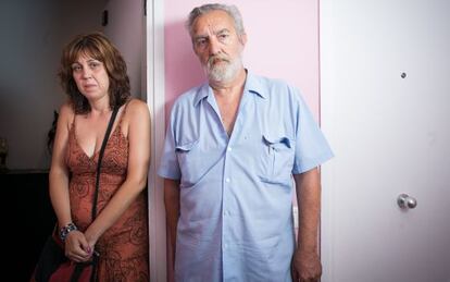 Silvia Giménez y Quim Vallès, vecinos del matrimonio amenazado de desalojo.