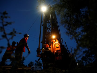 equipo de rescate trabaja en uno de los accesos de la mina donde permanecen atrapados 10 obreros, en el municipio de Sabinas, en el Estado de Coahuila