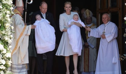 Los príncipes con sus hijos abandonan la catedral tras el bautizo.