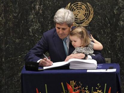El secretario de Estado de EE.UU., John Kerry, firma el Acuerdo de Par&iacute;s junto a su nieta durante la ceremonia de firma en la sede de la Naciones Unidas de Nueva York.