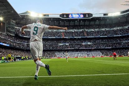  El delantero del Real Madrid Karim Benzemá celebra tras marcar ante el Bayern Munich, durante el partido de vuelta de las semifinales de la Liga de Campeones que disputan esta noche en el estadio Santiago Bernabéu, en Madrid. 