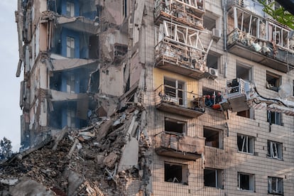Los equipos de rescate trabajan en uno de los edificios de apartamentos en Kiev bombardeado por Rusia este martes.