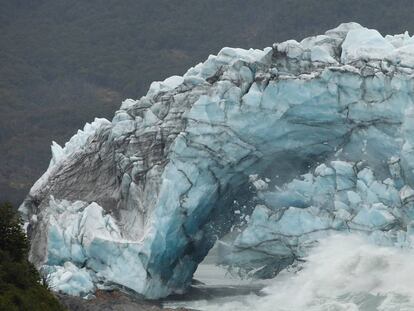 Arco de hielo formado entre el glaciar Perito Moreno y la península Magallanes, en el sur de Argentina.