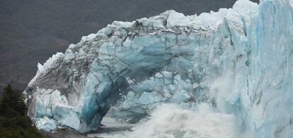 Arco de hielo formado entre el glaciar Perito Moreno y la península Magallanes, en el sur de Argentina.