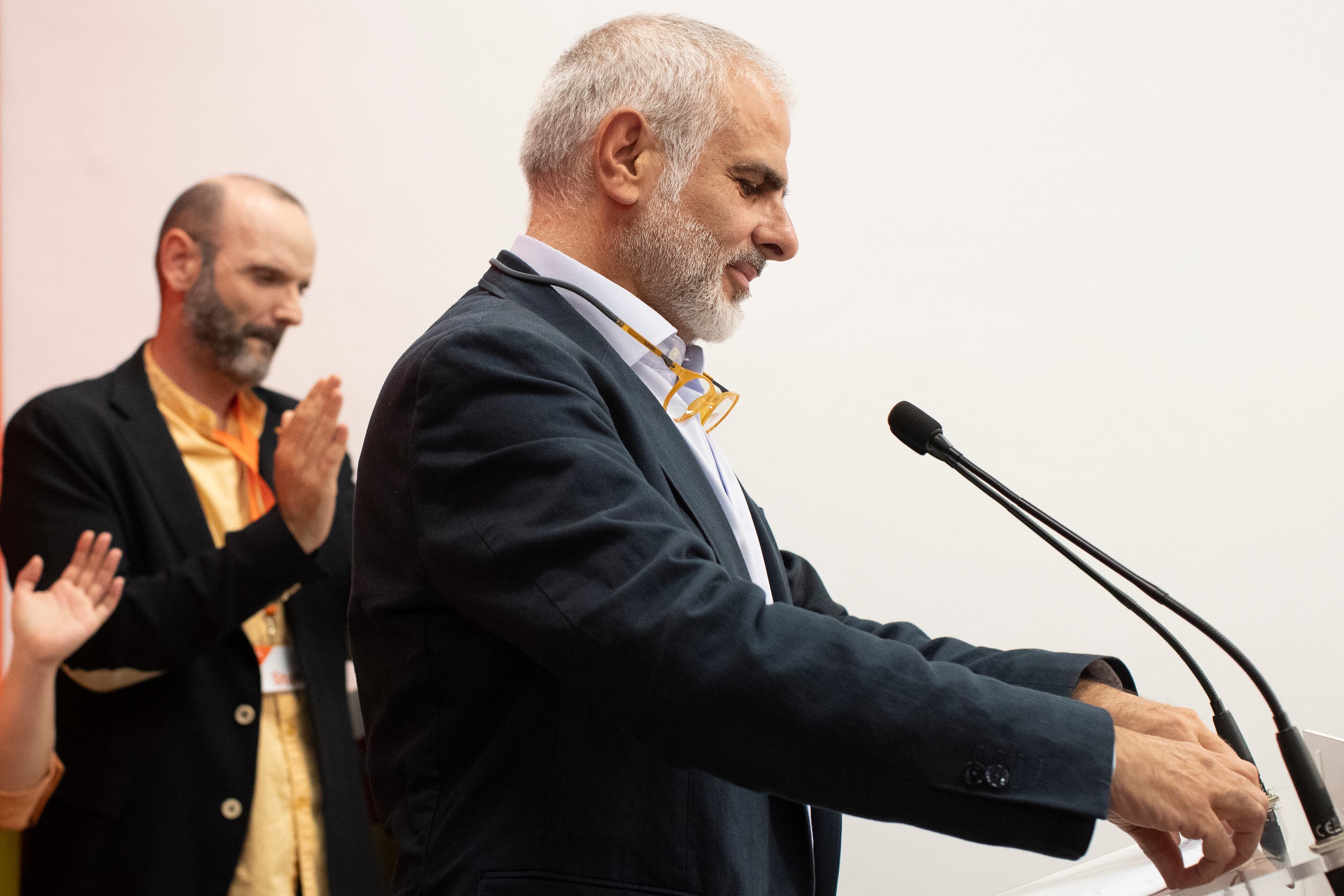 El candidato de Ciudadanos, Carlos Carrizosa, en un momento de la rueda de prensa tras conocer los resultados del partido. El partido desaparece del 'Parlament' 7 años después de ganarlas catalanas y rebasar el millón de votos.