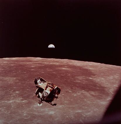 El módulo lunar del 'Apollo 11' se prepara para el acoplamiento con el módulo de mando y así emprender el viaje de regreso a la Tierra que aparece al fondo de la imagen.