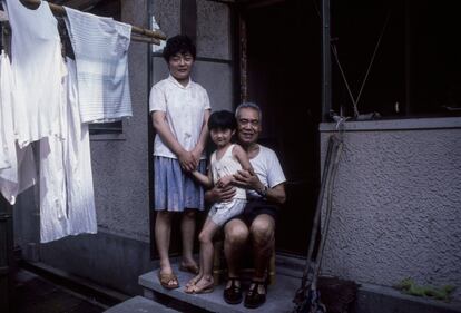 Una familia, en la puerta de su casa.