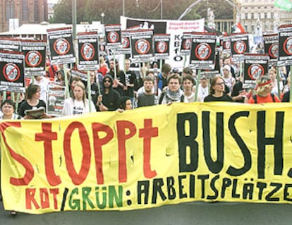 La manifestación contra Bush recorre el centro de Berlín.