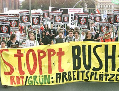 La manifestación contra Bush recorre el centro de Berlín.