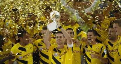 Kehl levanta el trofeo junto a los jugadores del Dortmund.