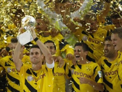 Kehl levanta el trofeo junto a los jugadores del Dortmund.