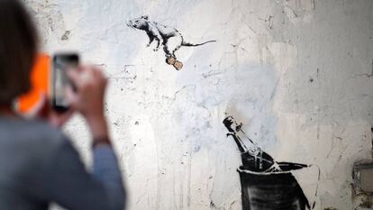 Una de las obras realizadas por Banksy en París, el pasado junio. 
 