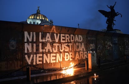 El Palacio de Bellas Artes es resguardado por unas vallas durante la manifestación de este jueves, donde fueron escritos diversos mensajes de protesta. 