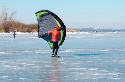 Un practicante de 'ice skimbat'.