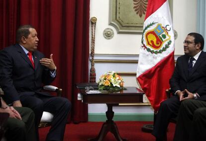 Hugo Chávez con el ministro de Defensa de Perú, Luis Alberto Otárola.