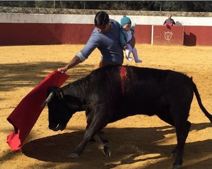 <p>Hay muchas polémicas menores en Instagram, pero el caso del torero Francisco Rivera toreando una vaquilla con su hija de cinco meses en un brazo y el capote en la otra llegó a provocar <a href="https://twitter.com/DefensorAndaluz/status/691631597242748929?ref_src=twsrc%5Etfw&ref_url=https%3A%2F%2Felpais.com%2Felpais%2F2016%2F01%2F25%2Festilo%2F1453724647_860485.html" target="_blank">que el Defensor del Menor de Andalucía anunciase</a> que iba a estudiar los hechos. Las críticas cayeron en prensa escrita, televisión y, por supuesto, redes sociales, donde proliferaron los insultos. "Más segura que en mis brazos [mi hija] no va a estar nunca", <a href="https://twitter.com/Paquirri74/status/691638741262274561?ref_src=twsrc%5Etfw&ref_url=https%3A%2F%2Felpais.com%2Felpais%2F2016%2F01%2F25%2Festilo%2F1453724647_860485.html" target="_blank">se defendió el torero</a>. A día de hoy, la imagen está borrada de su cuenta. </p>