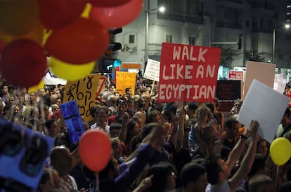 Entre los lemas que se han visto en la manifestación de Tel Aviv había algunos, como el de la imagen, que hacía referencia a la revolución egipcia, que acabó con el poder de Hosni Mubarak.