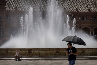 La fuente de la Plaza de España en Sevilla sirve de lugar de refresco.