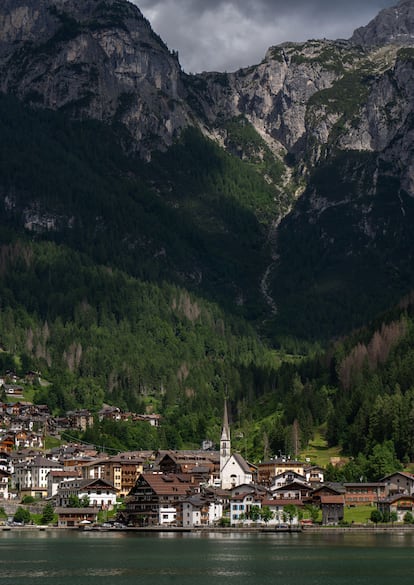 Vista del pueblo de Alleghe y del lago homónimo.