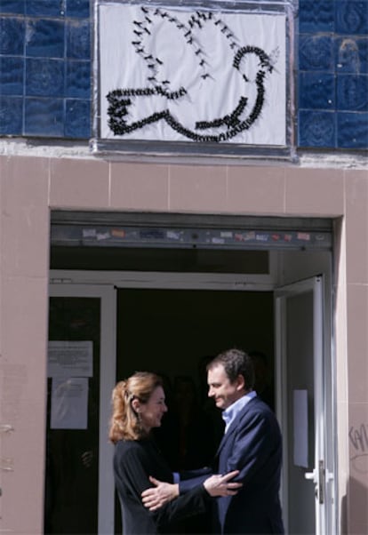 Pilar Manjón recibe a Zapatero en la sede de la asociación.