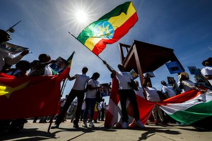 Numerosas personas muestran banderas y carteles para apoyar a Tedros Adhanom Ghebreyesus, candidato a dirigir la Organización Mundial de la Salud (OMS), frente a la sede de las Naciones Unidas en Ginebra, en Suiza.