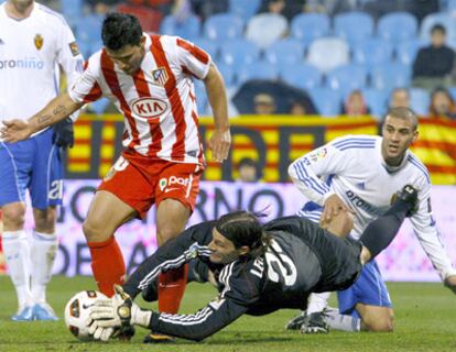 Leo Franco evita un remate de Agüero.