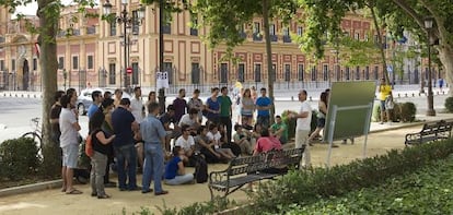 Profesores y alumnos dan clase en la calle en Sevilla contra los recortes.