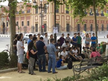 Profesores y alumnos dan clase en la calle en Sevilla contra los recortes.