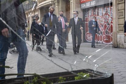 Els consellers d'Interior i Empresa, Miquel Sàmper i Ramon Tremosa, acompanyen Luis Sans, president de l'Associació d'Amics del Passeig de Gràcia, per veure els danys provocats pels disturbis.