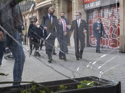 Els consellers d'Interior i Empresa, Miquel Sàmper i Ramon Tremosa, acompanyen Luis Sans, president de l'Associació d'Amics del Passeig de Gràcia, per veure els danys provocats pels disturbis.