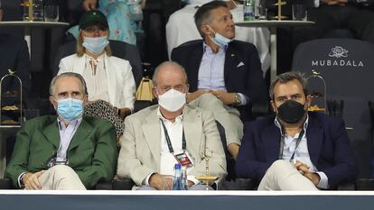 En el centro y con mascarilla blanca, Juan Carlos I, durante un partido de tenis celebrado en Abu Dabi el pasado 17 de diciembre.