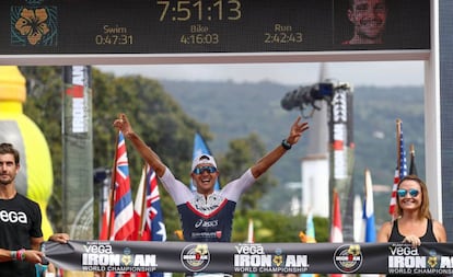 Jan Frodeno celebra la victoria, con récord, en el Ironman de Kona.