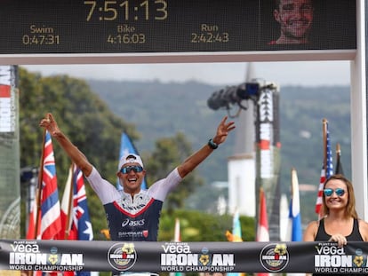 Jan Frodeno celebra la victoria, con récord, en el Ironman de Kona.