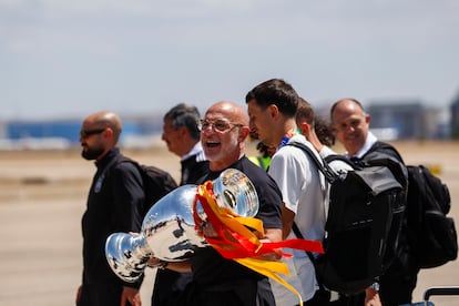 El entrenador de la selección española de fútbol, Luis de la Fuente, porta el trofero de la Eurocopa a su llegada al aeropuerto de Barajas, este lunes.