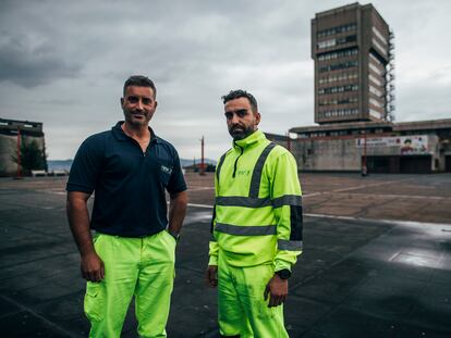 Alberto Seijas y Víctor Couso, afectados por la presunta estafa, ante el Ayuntamiento de Vigo donde trabajan.