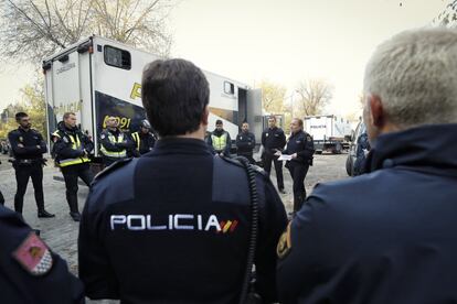 Los agentes reciben las instrucciones básicas de su trabajo antes de salir a una misión o a un partido de alto riesgo.