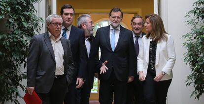 El jefe del Ejecutivo, Mariano Rajoy, que presidió la firma entre el Gobierno y los interlocutores sociales del acuerdo para la activación del empleo que recoge una ayuda mensual de 426 euros, acompañado a la llegada al acto, de la ministra de Empleo, Fátima Báñez; los secretarios generales de UGT y CCOO, Cándido Méndez (3i) e Ignacio Fernández Toxo (i), y los presidentes de CEOE y Cepyme, Juan Rosell (2d) y Antonio Garamendi.