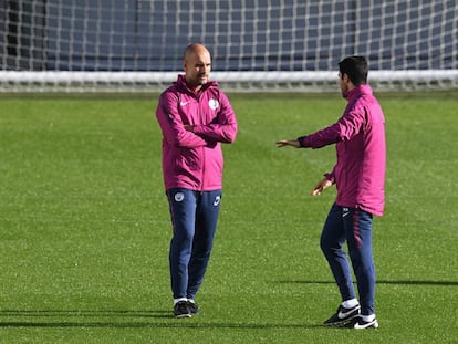 Guardiola y Arteta charlan durante un entrenamiento del City.