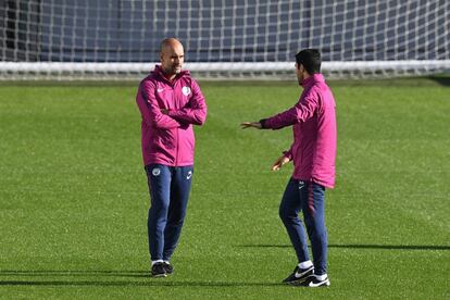 Guardiola y Arteta charlan durante un entrenamiento del City.